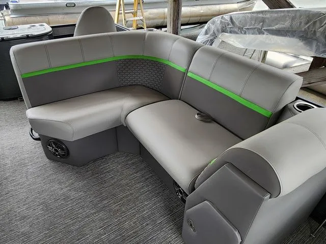 Slide: The Image of Qwest 820 E-Class XRE LT Fish & Cruise 2024 - 9