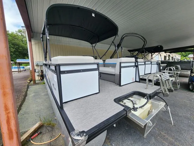 Slide: The Image of Qwest E-Class RLS E20 LT 2024 - 10