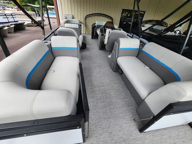 Slide: The Image of Qwest E-Class RLS E20 LT 2024 - 11