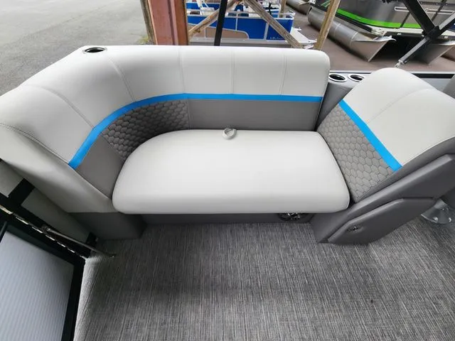 Slide: The Image of Qwest E-Class RLS E20 LT 2024 - 13