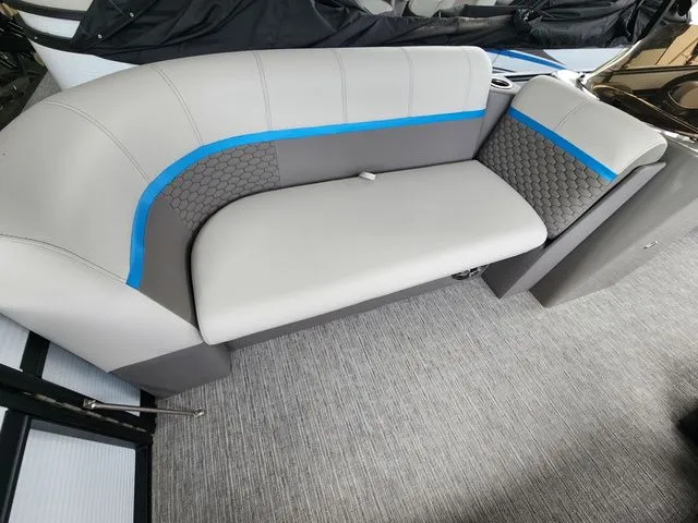 Slide: The Image of Qwest E-Class RLS E20 LT 2024 - 18