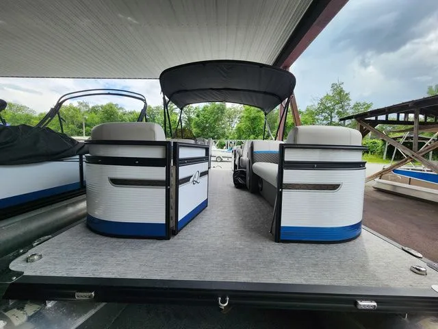 Slide: The Image of Qwest E-Class RLS E20 LT 2024 - 6