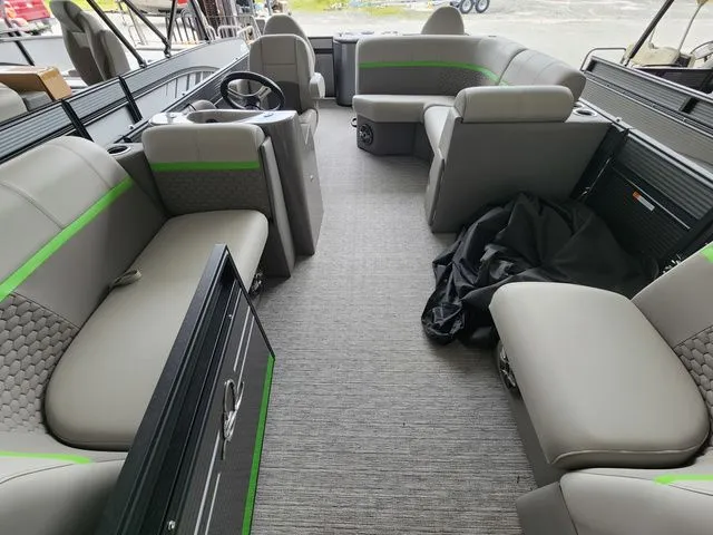 Slide: The Image of Apex Marine Qwest E818 XRE Cruise LT Fish & Cruise 2024 - 4