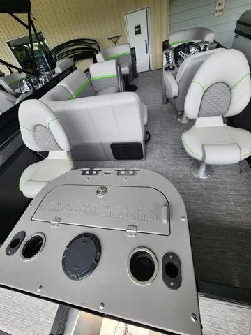 Slide: The Image of Apex Marine Qwest E818 XRE Cruise LT Fish & Cruise 2024 - 5