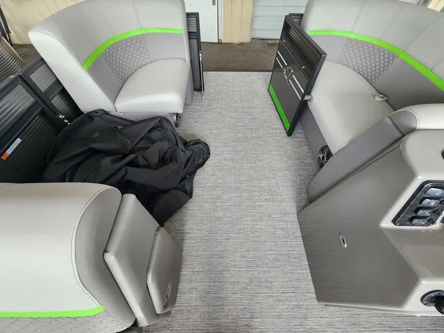 Slide: The Image of Apex Marine Qwest E818 XRE Cruise LT Fish & Cruise 2024 - 8