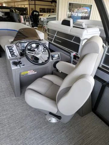 Slide: The Image of Qwest Qwest 822 E-Class RLS LT 2023 - 10