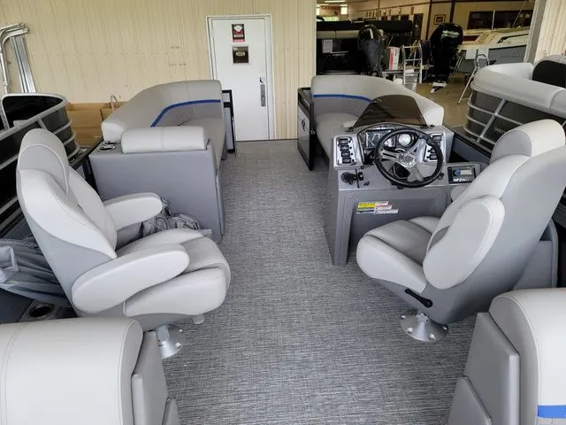 Slide: The Image of Qwest Qwest 822 E-Class RLS LT 2023 - 11