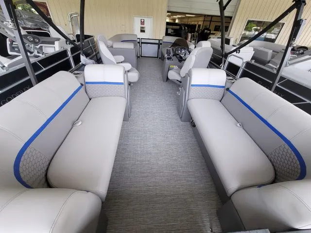 Slide: The Image of Qwest Qwest 822 E-Class RLS LT 2023 - 12