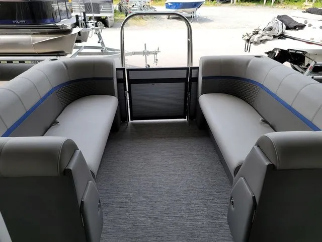 Slide: The Image of Qwest Qwest 822 E-Class RLS LT 2023 - 13