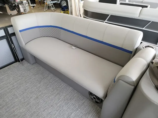 Slide: The Image of Qwest Qwest 822 E-Class RLS LT 2023 - 14