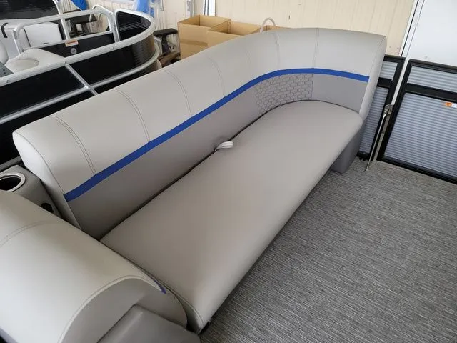 Slide: The Image of Qwest Qwest 822 E-Class RLS LT 2023 - 15