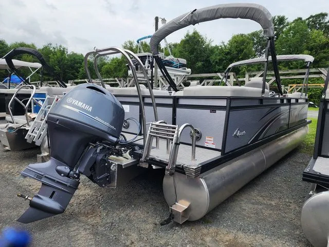 Slide: The Image of Qwest Qwest 822 E-Class RLS LT 2023 - 4