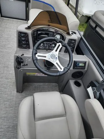 Slide: The Image of Qwest Qwest 822 E-Class RLS LT 2023 - 6