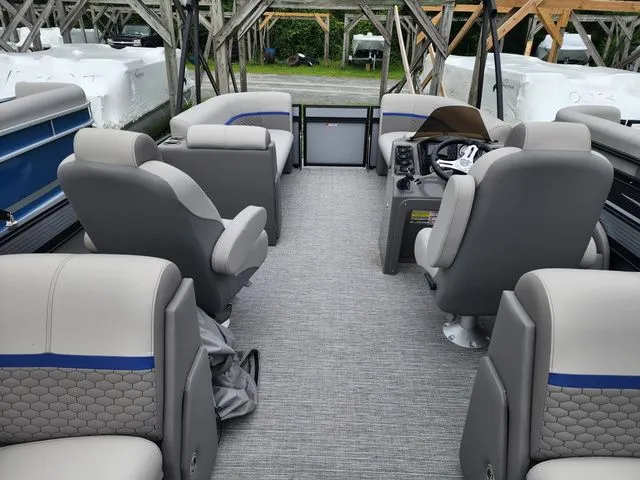 Slide: The Image of Qwest Qwest 822 E-Class RLS LT 2023 - 7