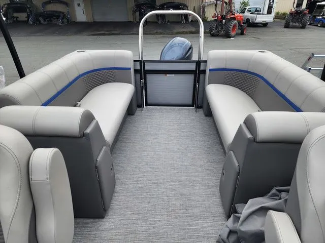 Slide: The Image of Qwest Qwest 822 E-Class RLS LT 2023 - 8