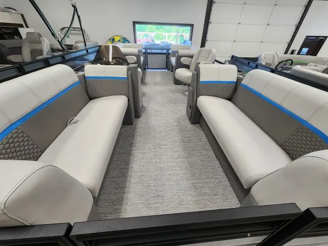 Slide: The Image of Qwest E-Class RLS E20 L 2024 - 3