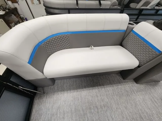 Slide: The Image of Qwest E-Class RLS E20 L 2024 - 5