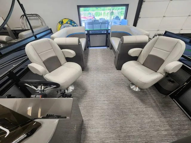 Slide: The Image of Qwest E-Class RLS E20 L 2024 - 6