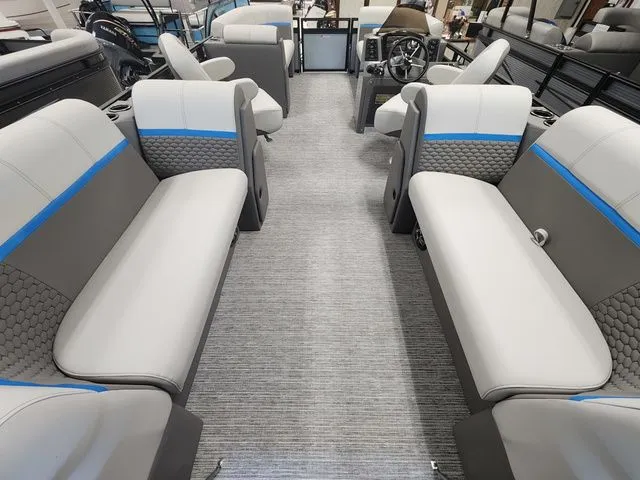 Slide: The Image of Qwest E-Class RLS E20 L 2024 - 7