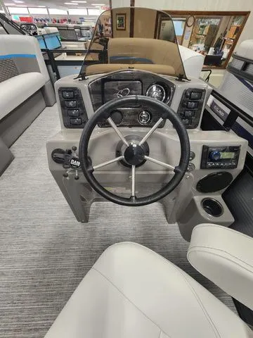 Slide: The Image of Qwest E-Class RLS E20 L 2024 - 8