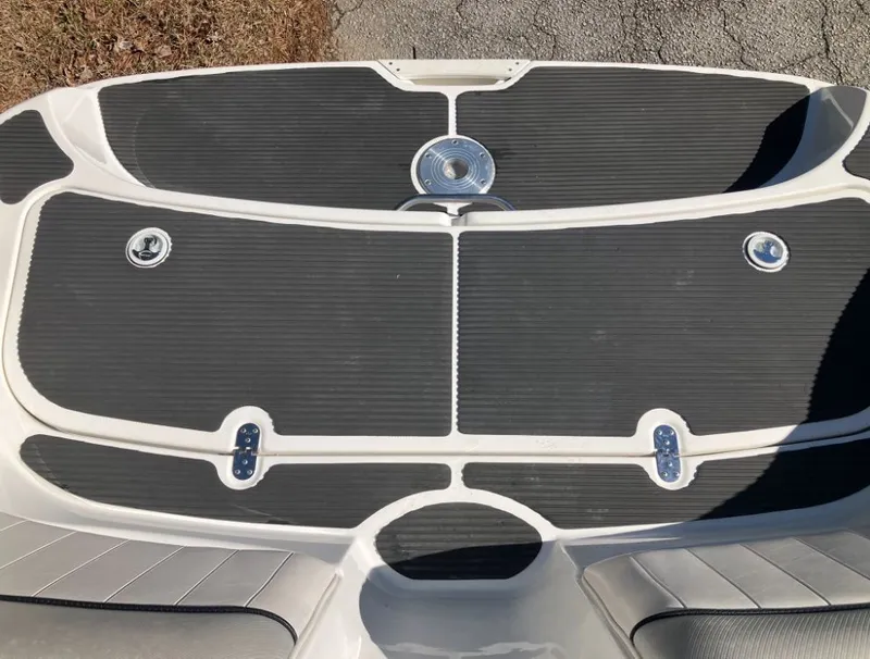 Slide: The Image of Yamaha SX230 2009 boat rear with gray deck padding. - 24