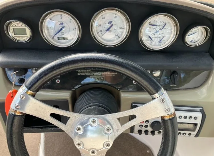 Slide: The Image of Dashboard of a 2007 Four Winns 204 Funship boat. - 15