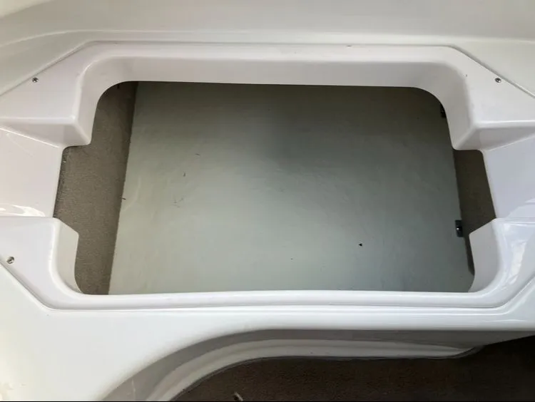 Slide: The Image of Interior of a 2007 Four Winns 204 Funship boat. - 22