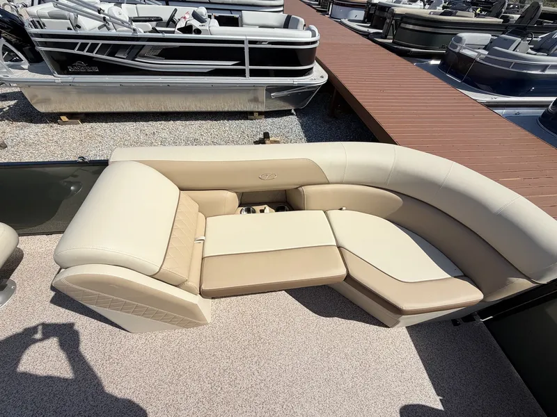 Slide: The Image of Veranda Vista View Series X22RC-TRITOON-150HP 2026 - 5