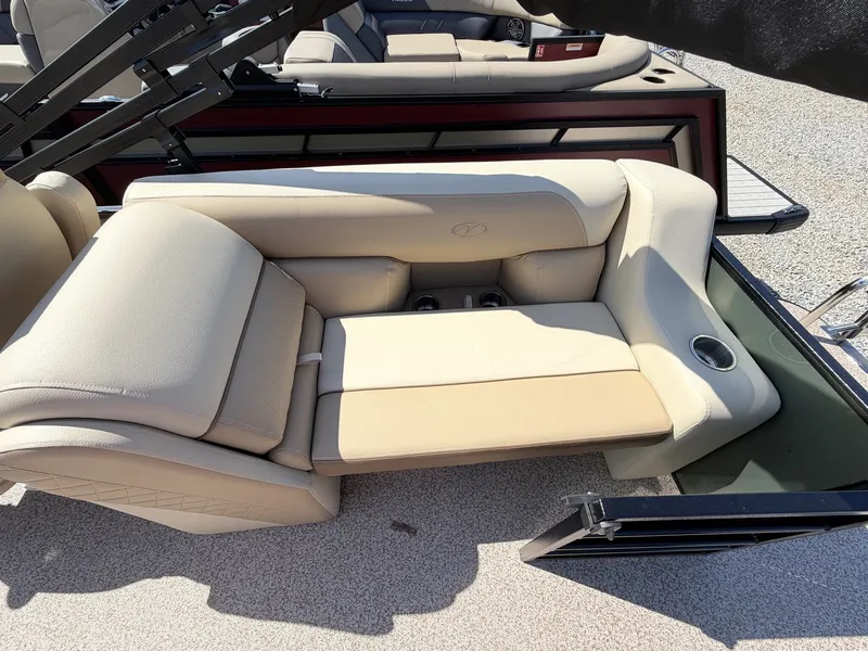 Slide: The Image of Veranda Vista View Series X22RC-TRITOON-150HP 2026 - 7