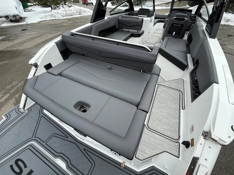 Slide: The Image of Cobalt R8 Surf 2026 - 1012