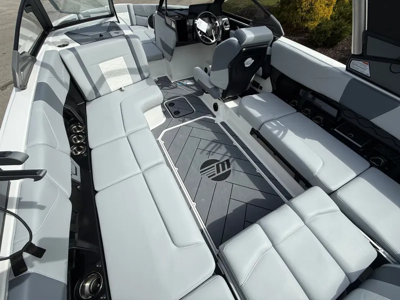 Slide: The Image of Malibu Wakesetter 23 LSV 2026 - 1089