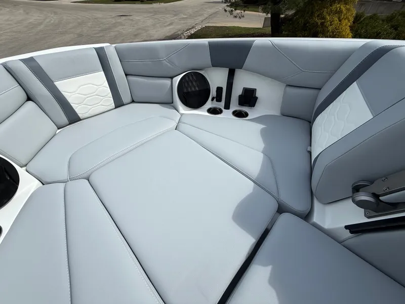 Slide: The Image of Malibu Wakesetter 23 LSV 2026 - 1163