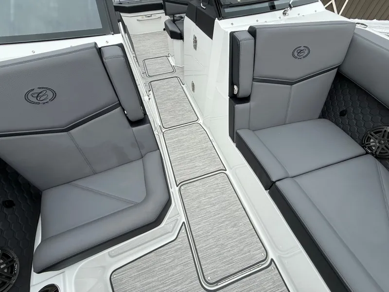 Slide: The Image of Cobalt R8 Surf 2026 - 1149