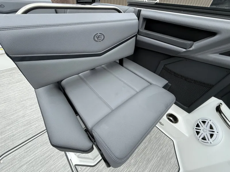 Slide: The Image of Cobalt R8 Surf 2026 - 1060