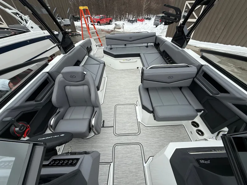 Slide: The Image of Cobalt R8 Surf 2026 - 1068