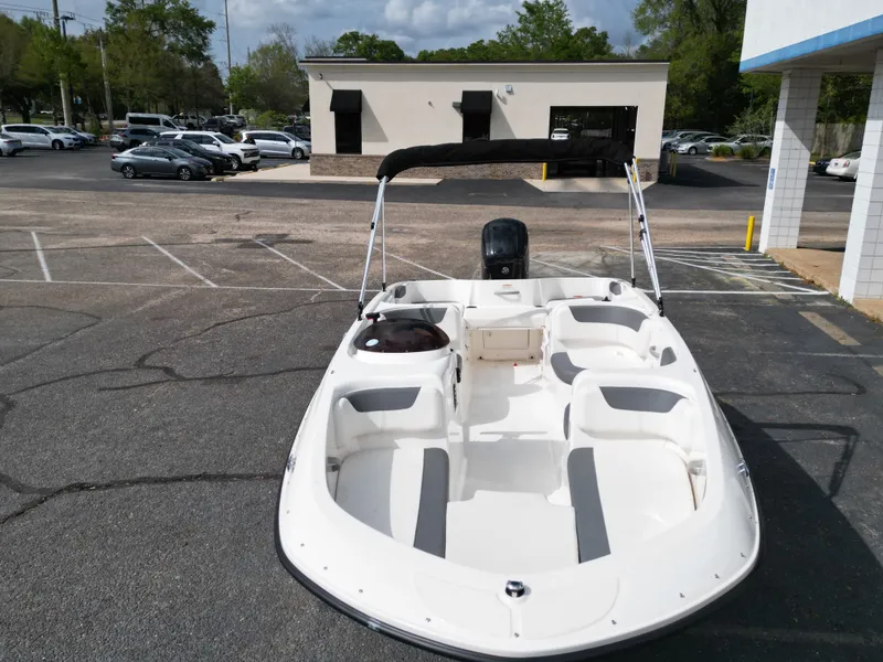 Slide: The Image of Bayliner E18LE 2025 - 10