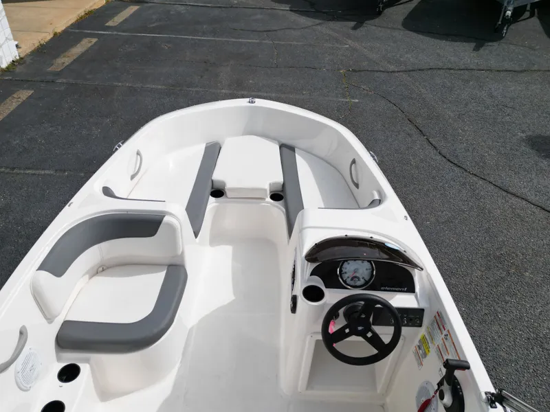 Slide: The Image of Bayliner E18LE 2025 - 12