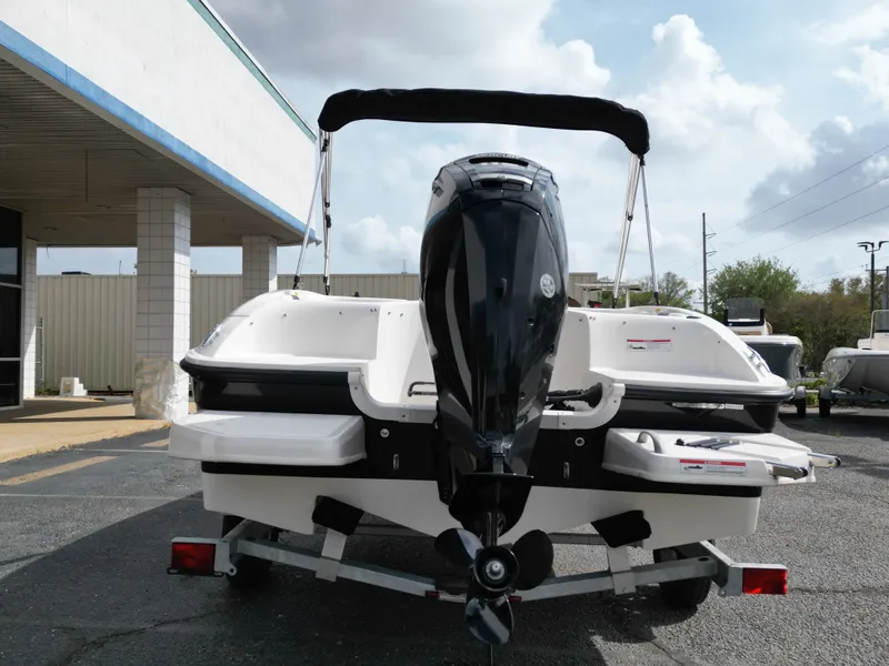 Slide: The Image of Bayliner E18LE 2025 - 5