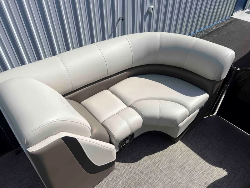 Slide: The Image of Manitou 23 Oasis VPII 2022 - 11