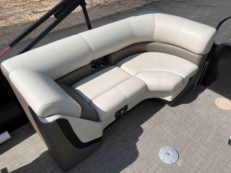 Slide: The Image of Manitou 23 Oasis VPII 2022 - 20