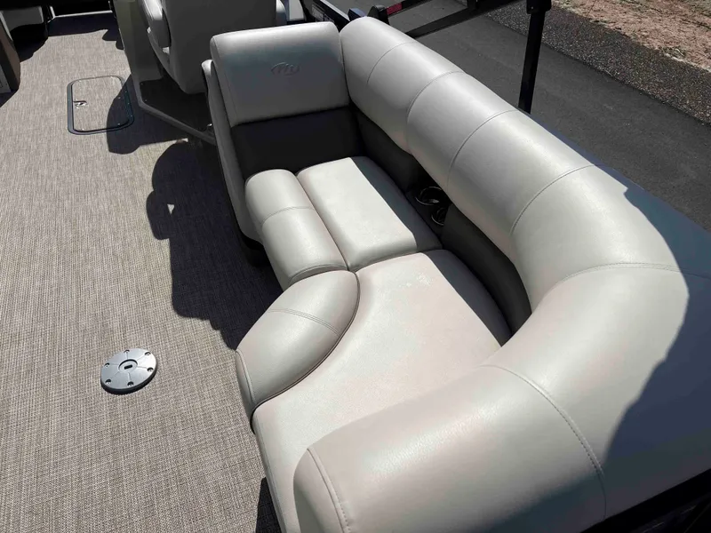 Slide: The Image of Manitou 23 Oasis VPII 2022 - 22