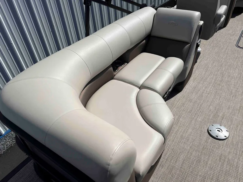 Slide: The Image of Manitou 23 Oasis VPII 2022 - 23