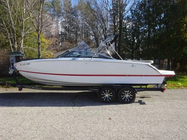 The Image of Four Winns H4 2024 - 1