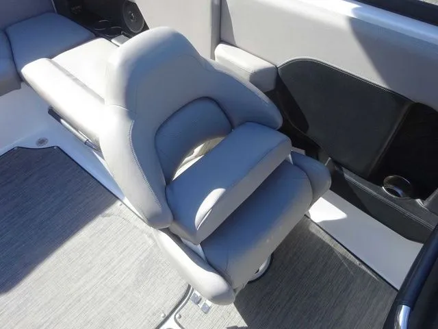 Slide: The Image of Four Winns H4 2024 - 10