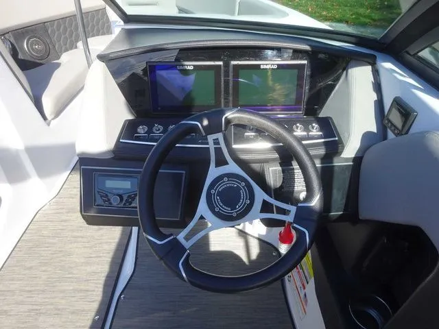 Slide: The Image of Four Winns H4 2024 - 11