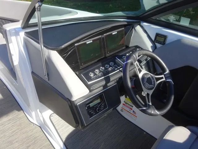 Slide: The Image of Four Winns H4 2024 - 12