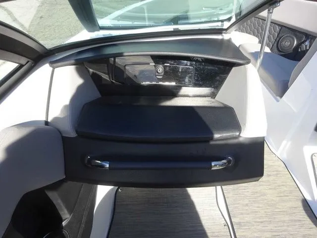 Slide: The Image of Four Winns H4 2024 - 13