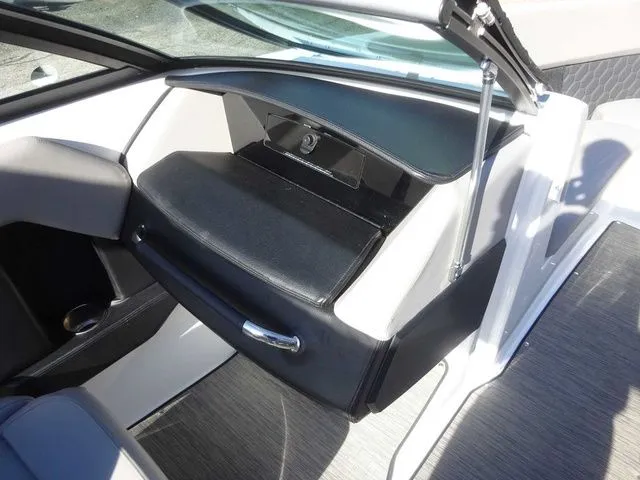 Slide: The Image of Four Winns H4 2024 - 14