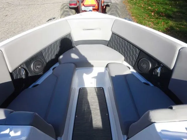 Slide: The Image of Four Winns H4 2024 - 15