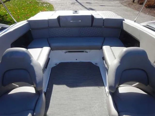 Slide: The Image of Four Winns H4 2024 - 16